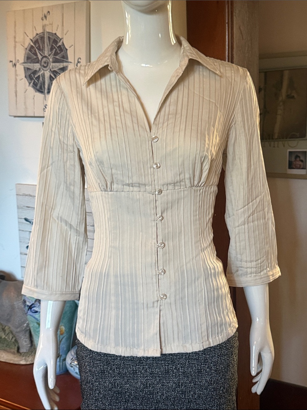 NWT Reitmans size m Women's Cream Button-Front Pleated Shirt